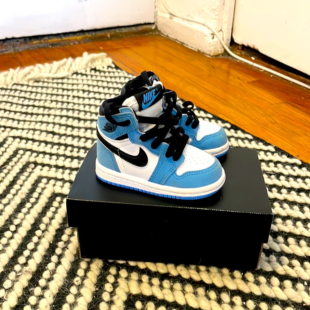 Carolina Blue Jordan’s infant size 4c